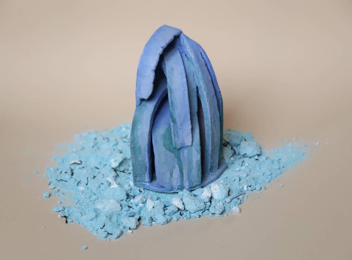 Cascade en céramique, engobe bleue