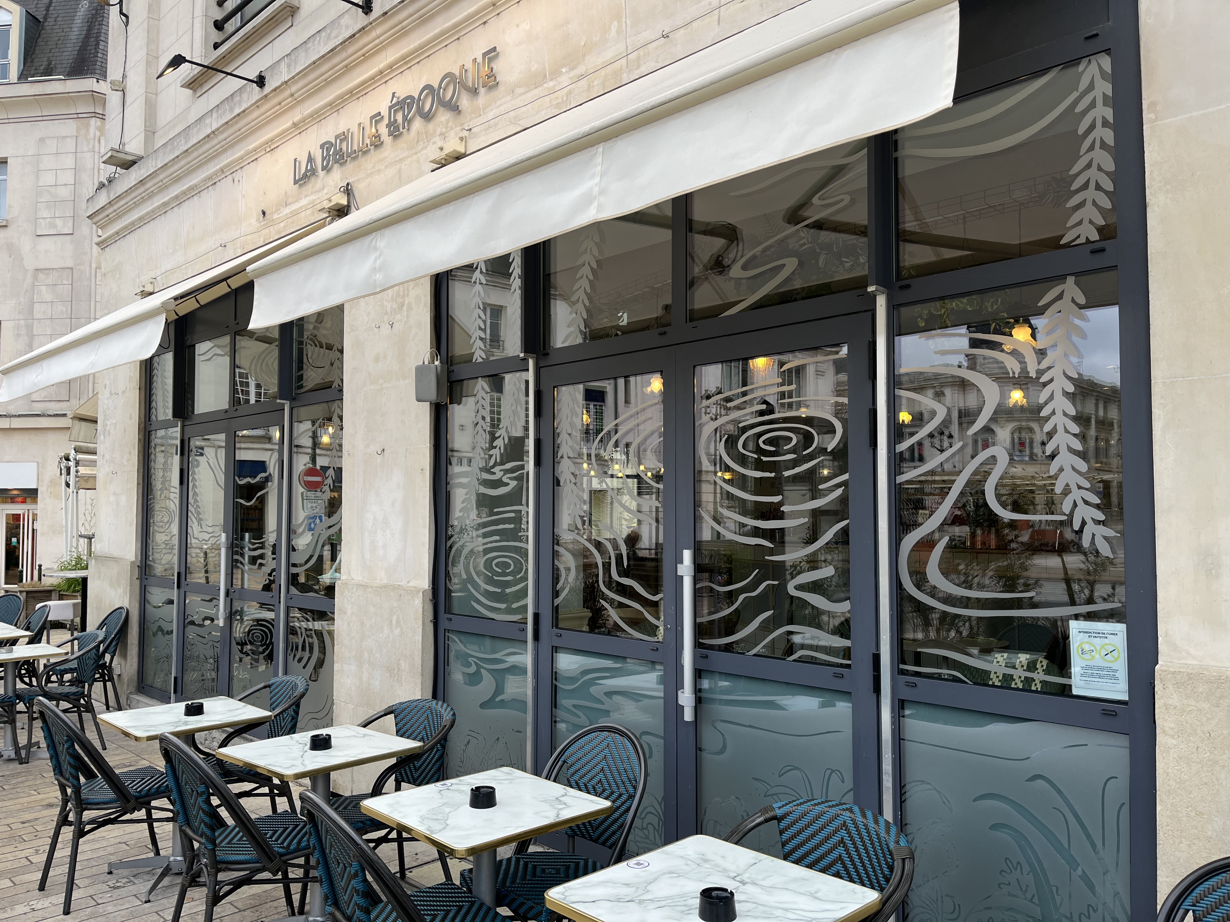 Vitrophanies pour le restaurant La Belle Époque, le graphisme fait écho aux peintures murales à l'intérieur. Évocation des bords de Loire, les ondes se développent sur l'ensemble des vitres pour donner un ensemble cohérent. Quand le soleil traverse les vitrophanies, l'ombre du graphisme vient en surimpression sur les fresques et donne une impression de vibration et de profondeur.
