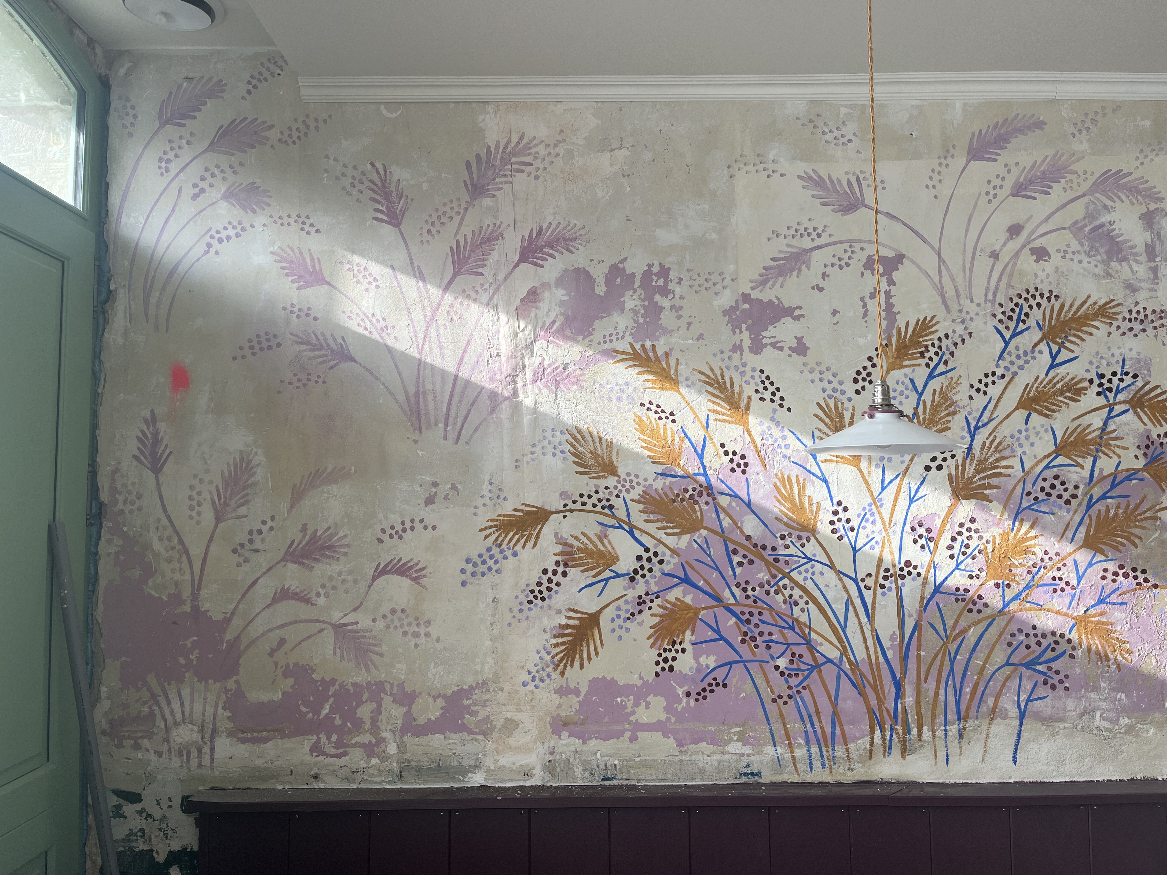 Un grand bouquet sur un mur défraichi et la reproduction du motif patiné par le soleil